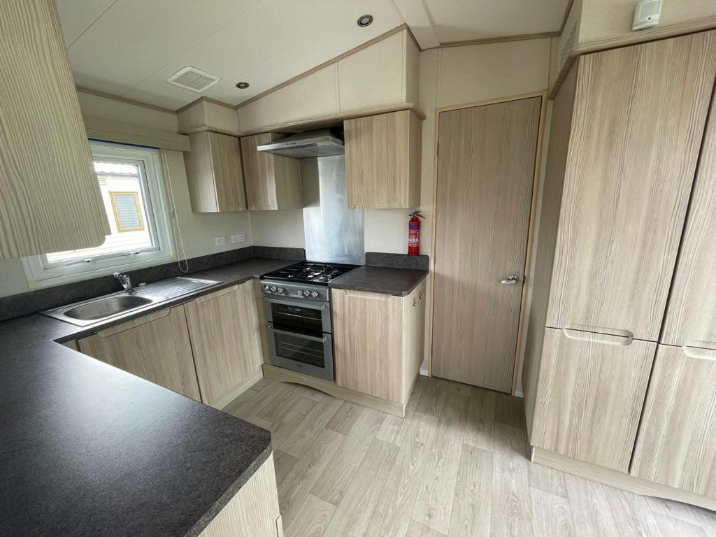 Pg177 Golden Palm Resort 8 Berth Caravan With Decking チャペル・セント・レオナルズ エクステリア 写真